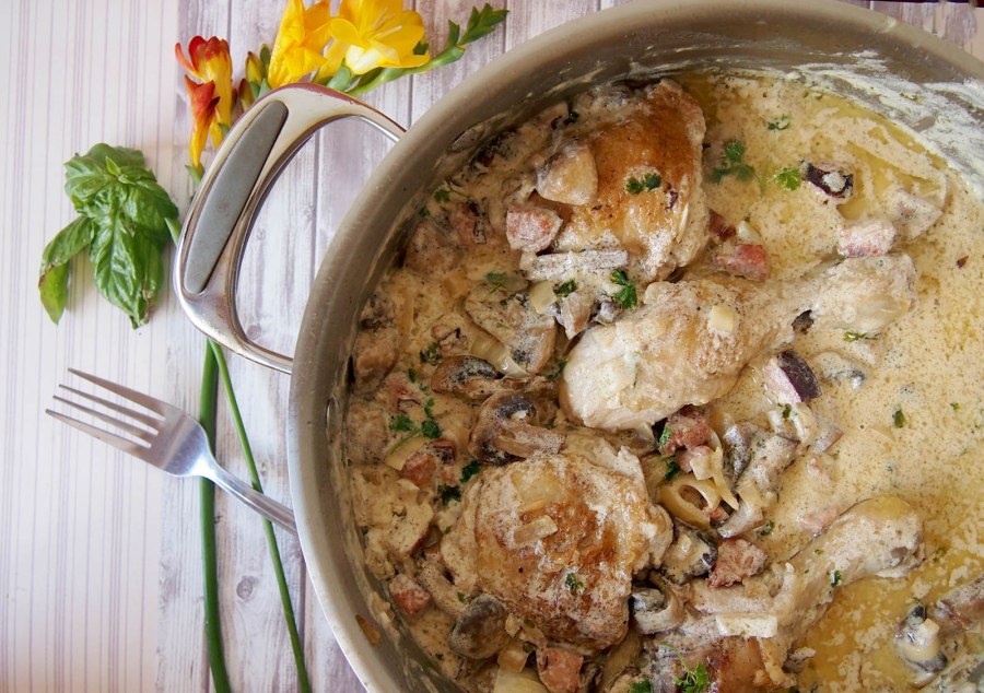 Курица с овощами в сметанном соусе