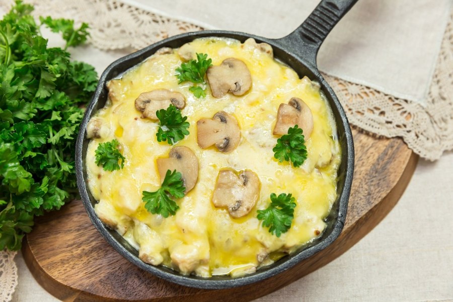 Жульен с курицей и грибами на сковороде