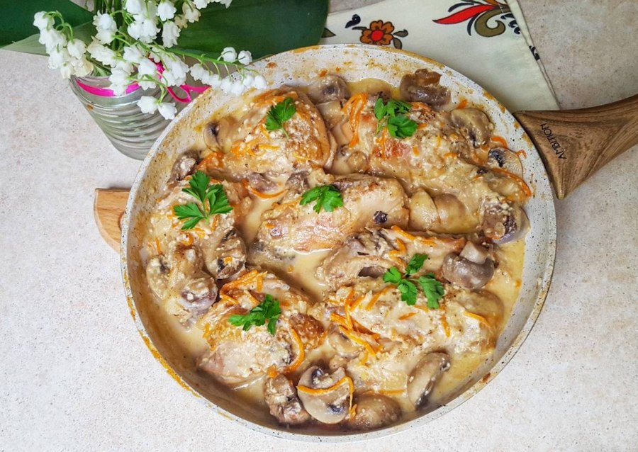 Цыпленок в соусе с шампиньонами