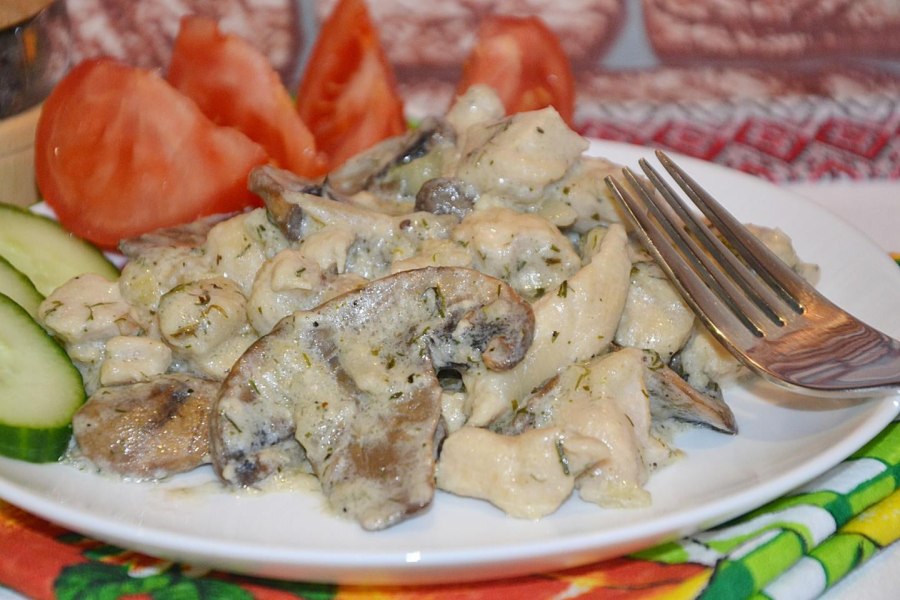 Куриное филе с шампиньонами в сливках
