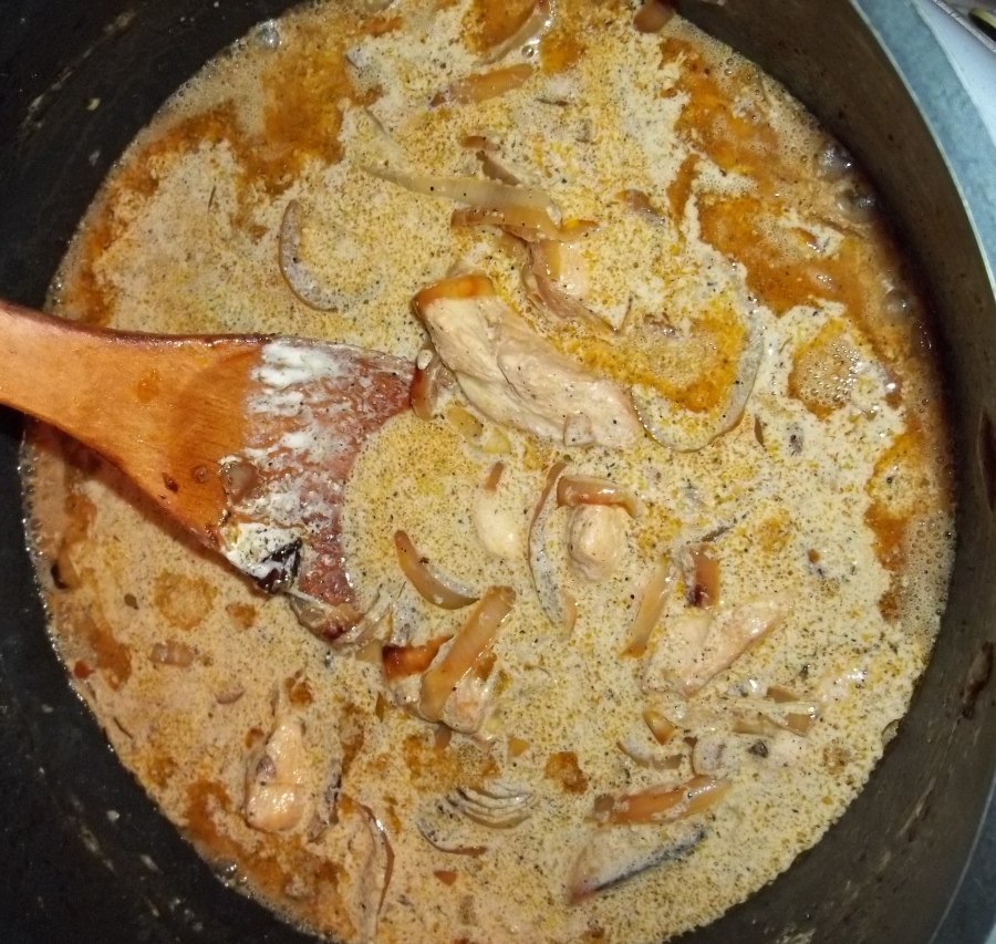 Курица в сметане на сковороде