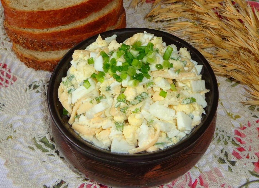 Салат с сыром и яйцом