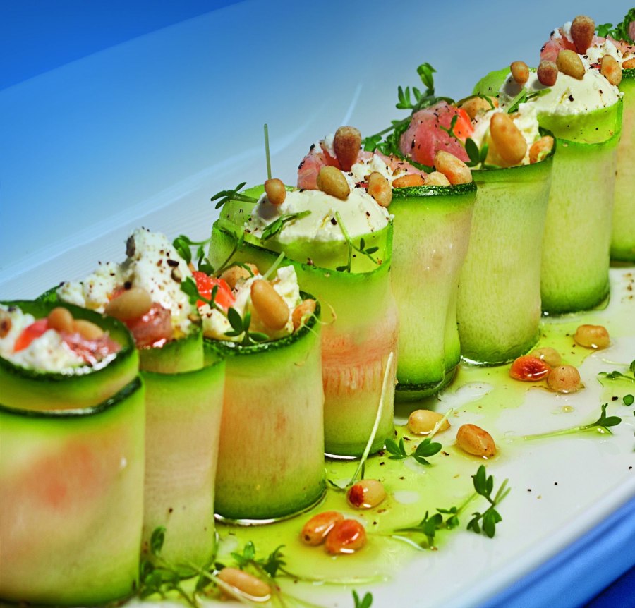 Роллы из огурца с крабовыми палочками и сливочным сыром