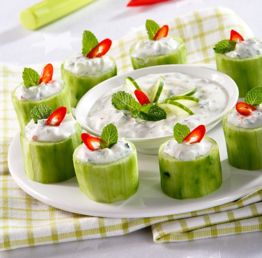 Роллы из огурцов с крабовыми палочками