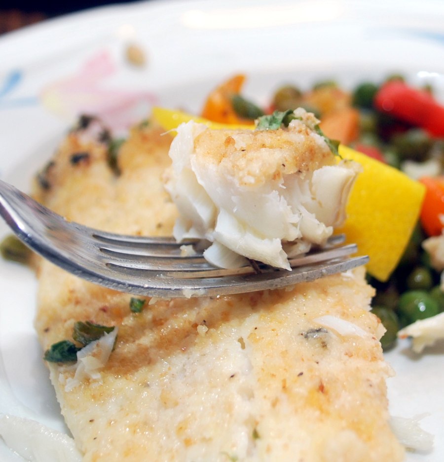 Порционные куски рыбы с овощами