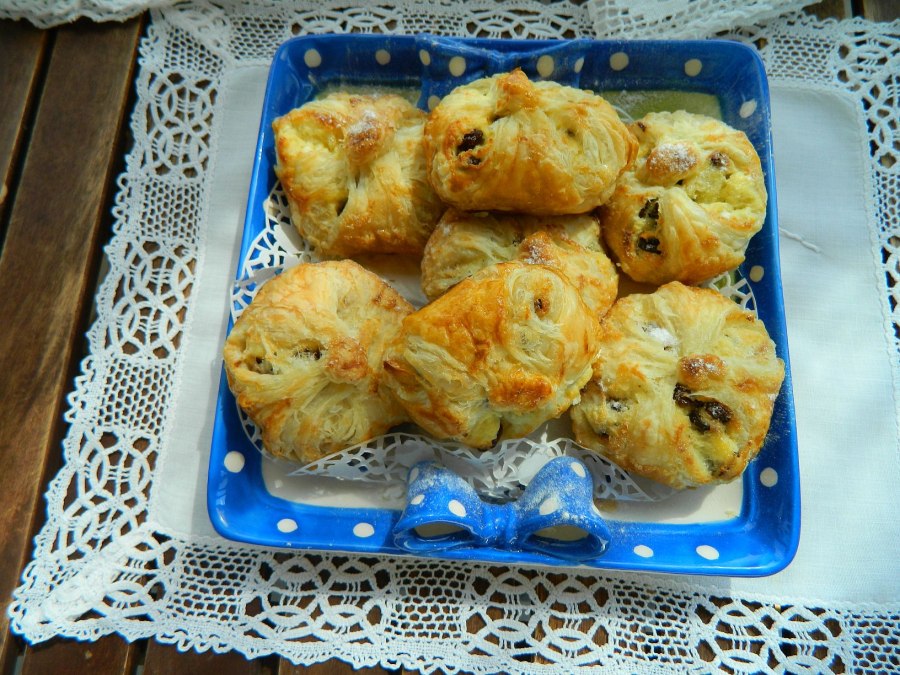 Слоеные булочки с творогом
