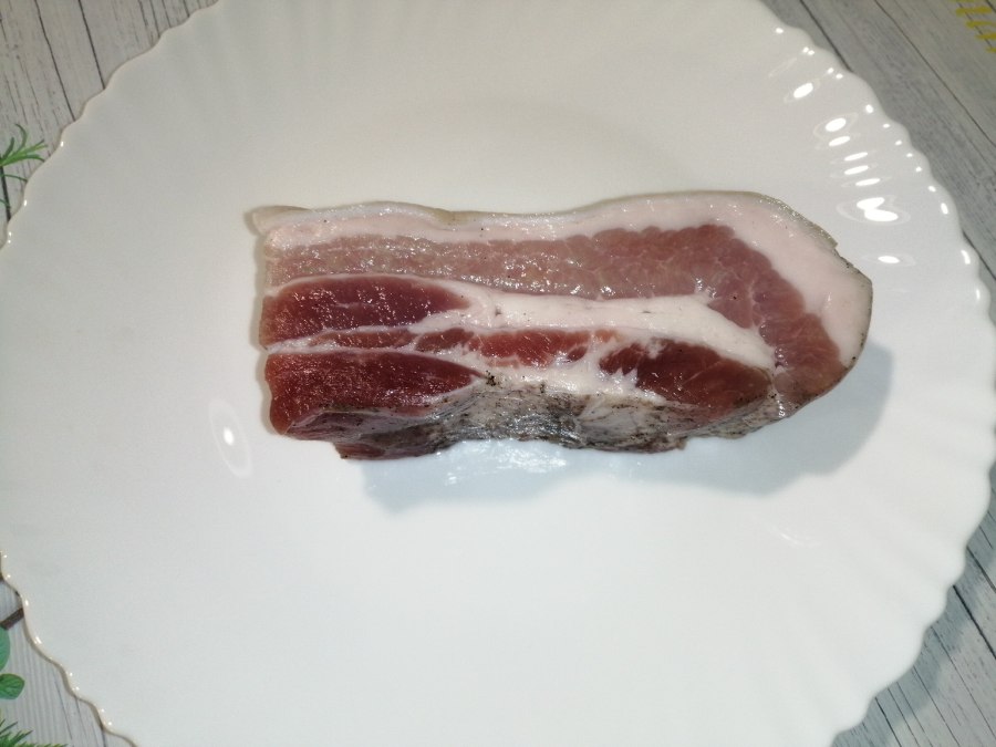 Кусок соленого сала