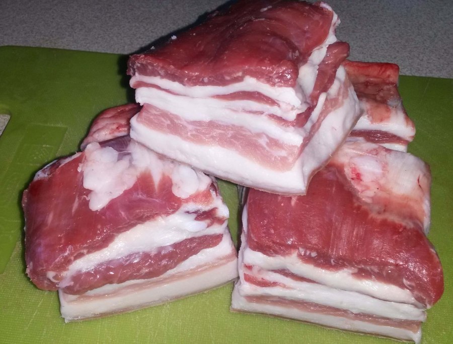 Варёное сало с чесноком