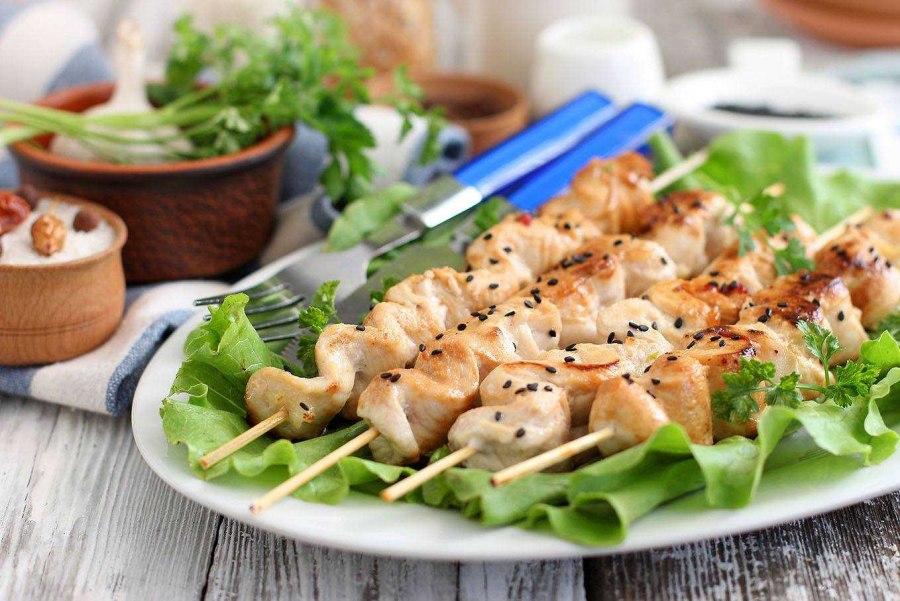 Шашлычки из курицы на шпажках