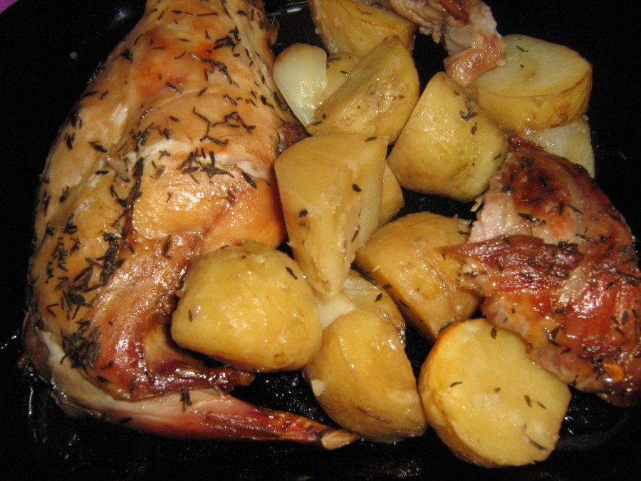Запеченный кролик с картошкой
