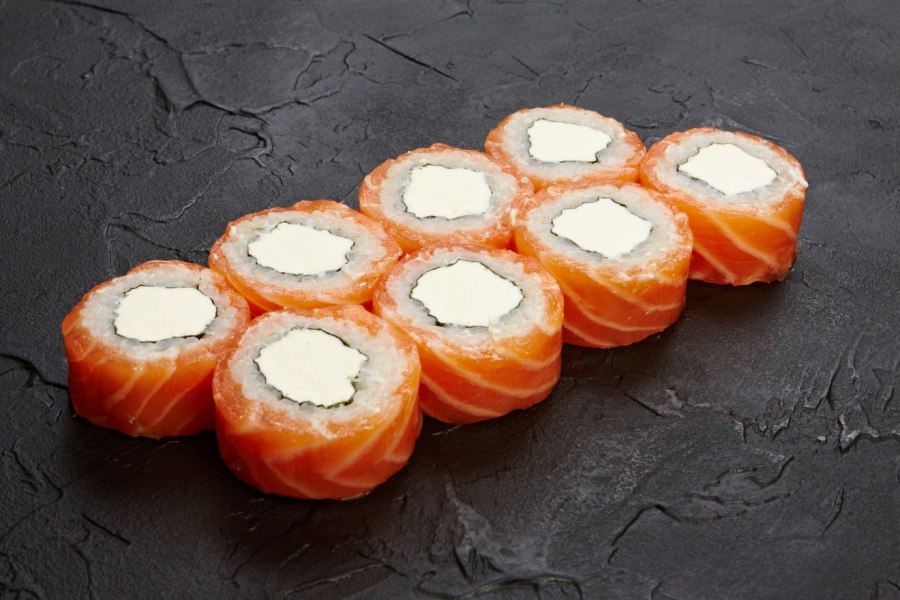 Многослойный бутерброд с копченой рыбой и сыром