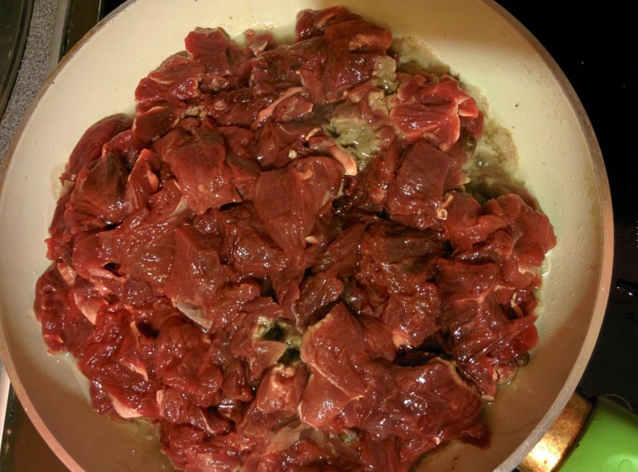 Лосятина тушеная с овощами