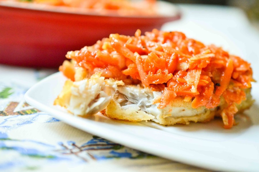 Минтай в духовке с овощами под сыром
