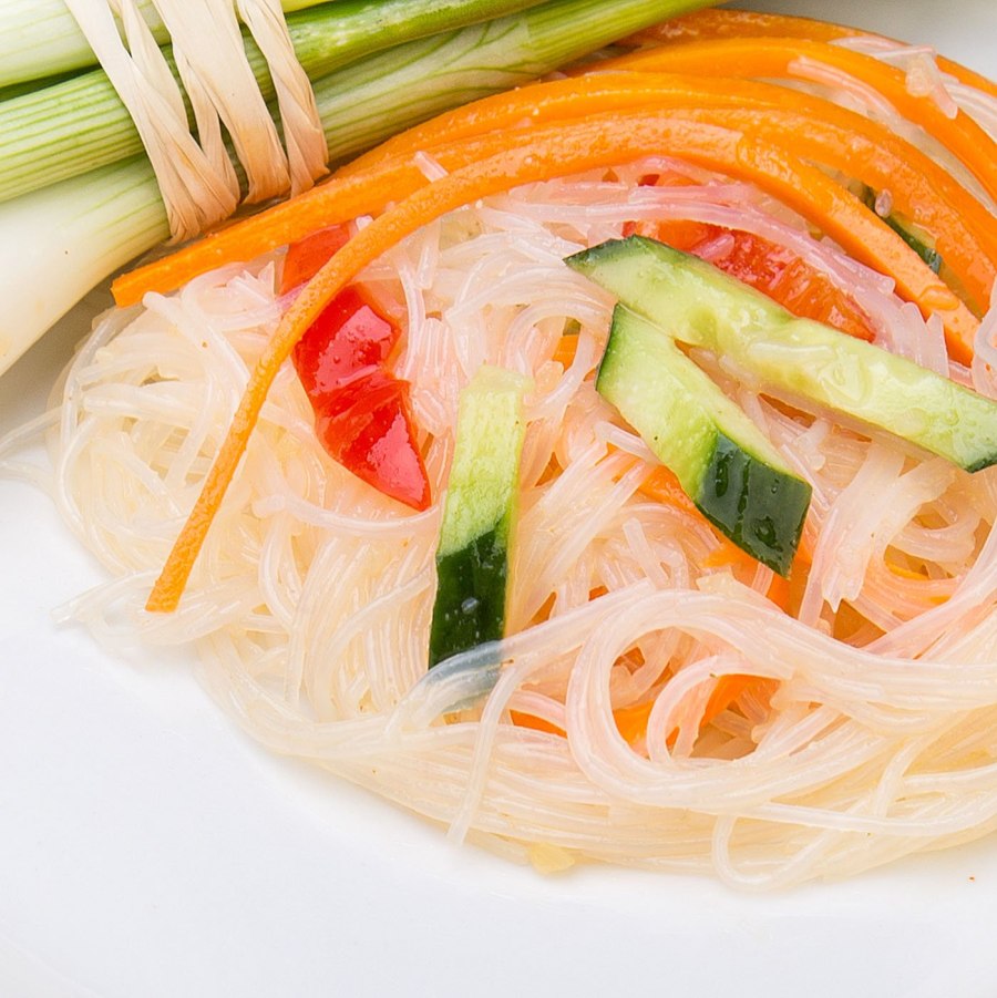 Салат фунчоза с курицей и корейской морковью