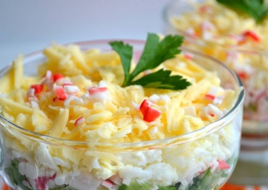 Салат с крабовыми палочками слоями