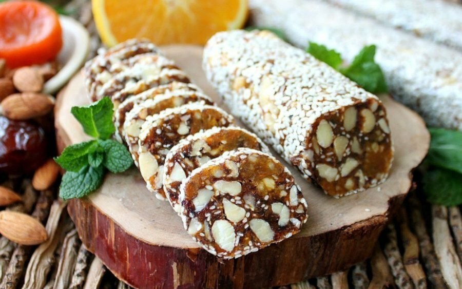 Шоколадная колбаса с орехами