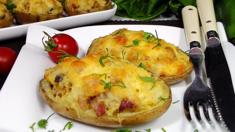 Картошка запеченная фаршированная грибами