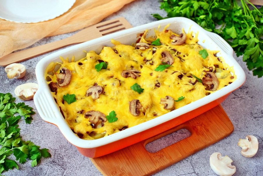 Картошка с мясом и грибами в духовке