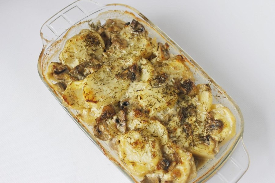 Картофель запеченный в сметанном соусе с грибами