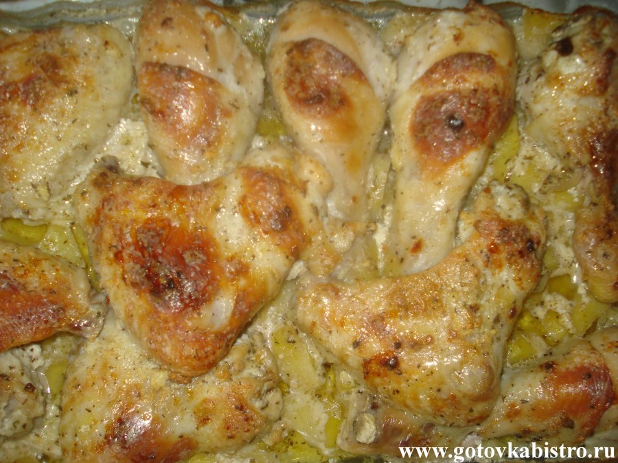 Куриные голени в сметанном соусе в духовке с картошкой
