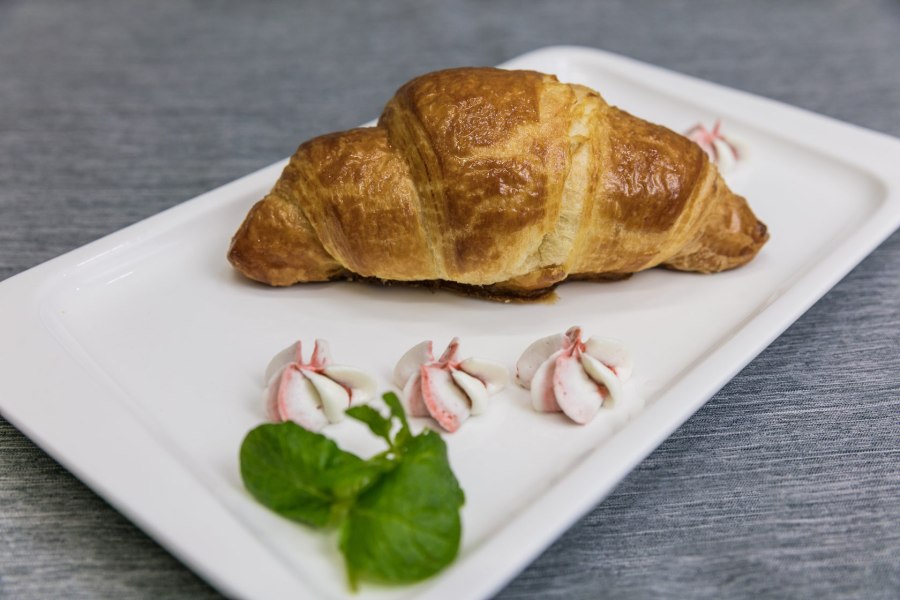 Круассан с кокосовой начинкой