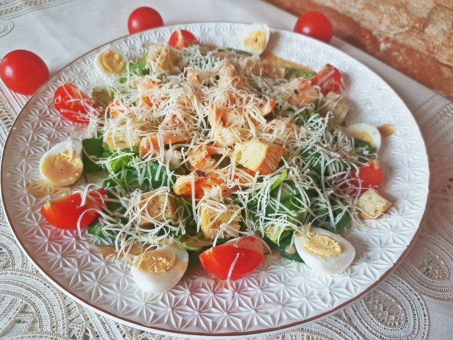 Салат с перепелиными яйцами и помидорами