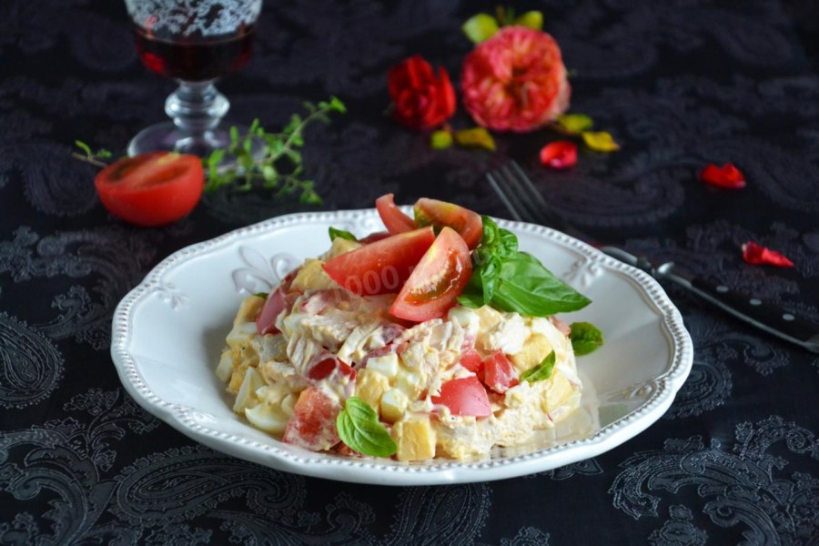 Салат с курицей и помидорами