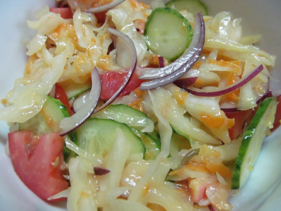 Салат из квашеной капусты с яблоком