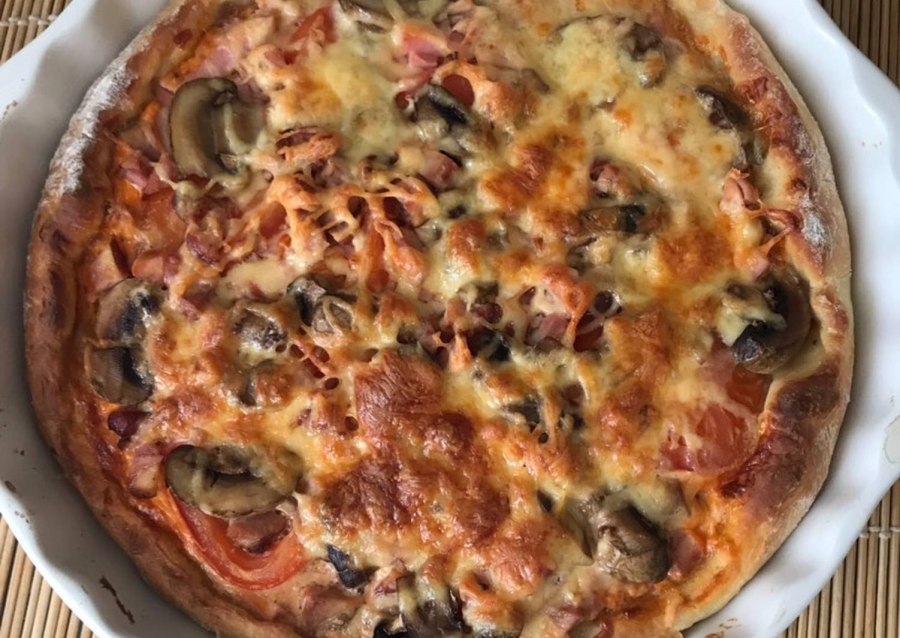 Пицца с куриным филе, ананасами и шампиньонами