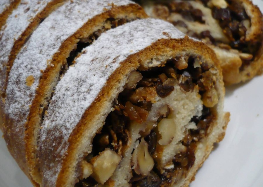 Рулет сдобный с изюмом и орехами