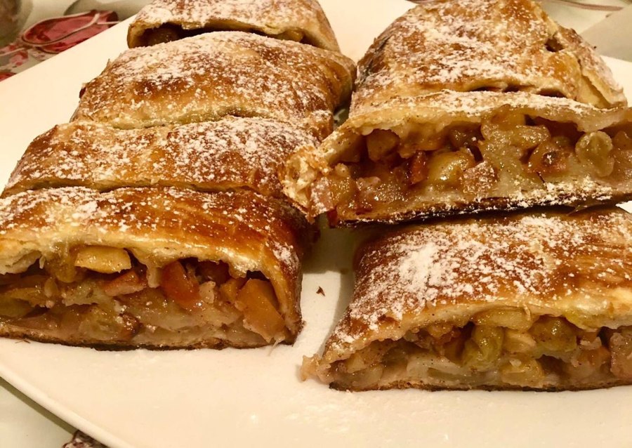 Рулет с яблоками из слоеного