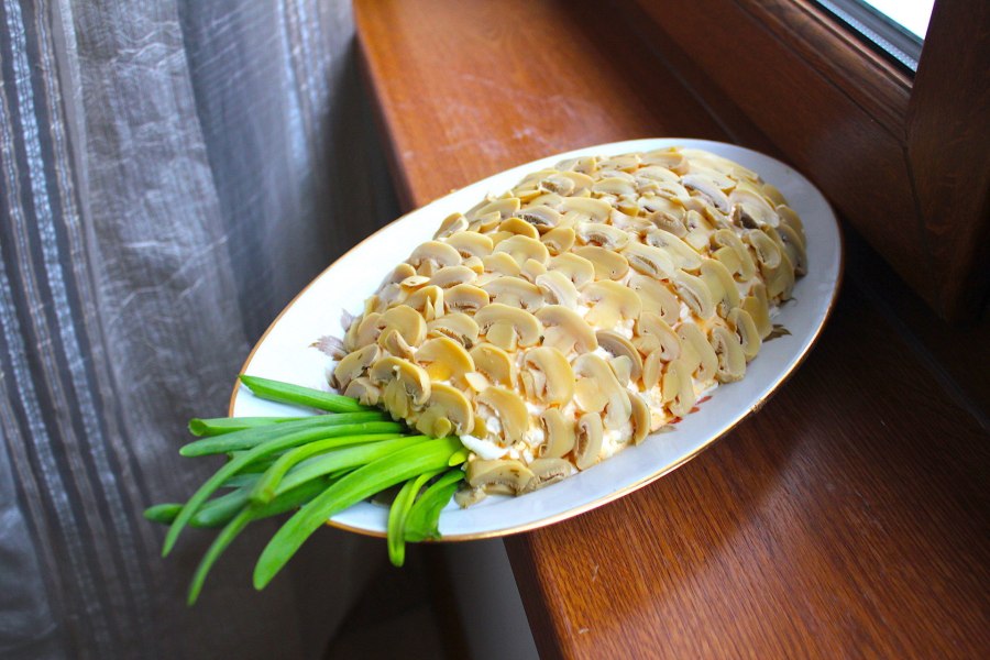 Салат украшенный ананасом