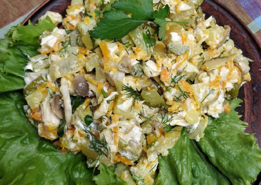 Салат куриный с грибами