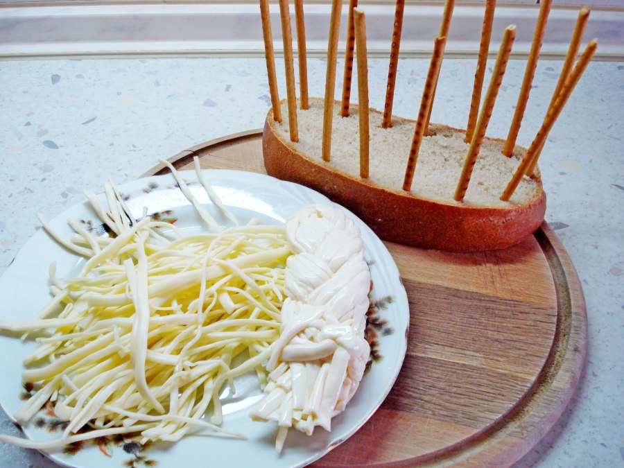 Салат с копченой курицей и сыром