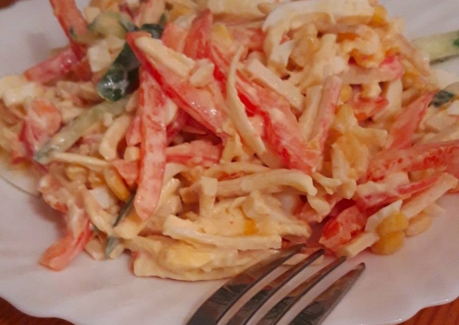 Салат с копченым сыром