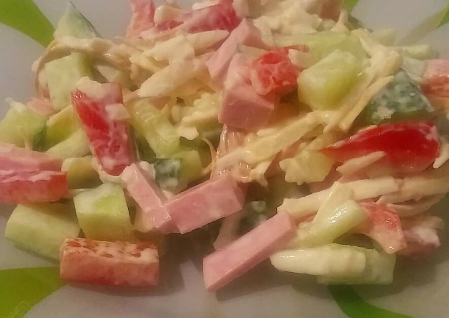Салат с колбасой и корейской морковкой