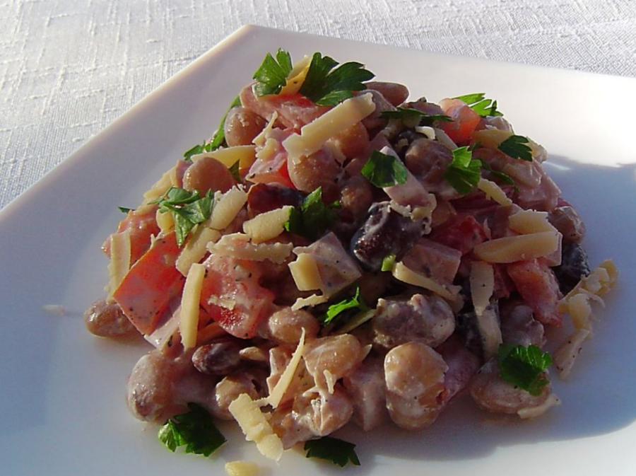 Салат с фасолью и копченой колбасой и помидорами