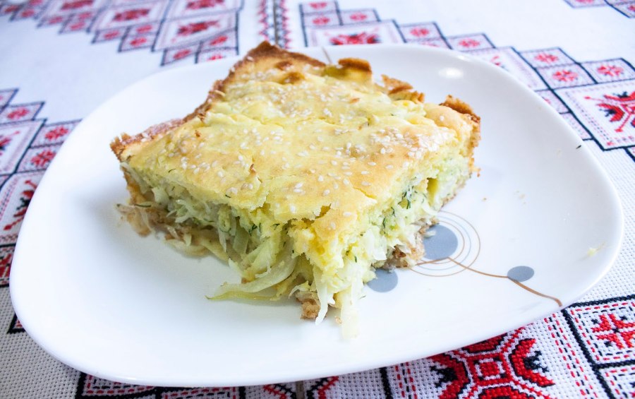 Пирог с капустой на белом фоне