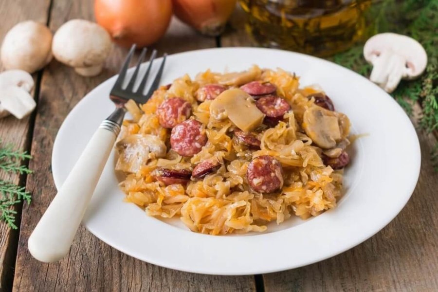 Капуста тушёная в мультиварке с колбасой копчёной