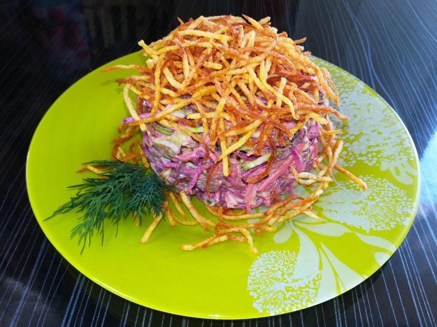 Салат из пекинской капусты с кукурузой и колбасой