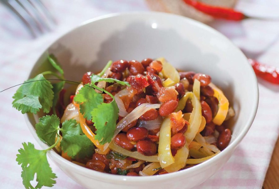 Фасоль красная с овощами тушеная