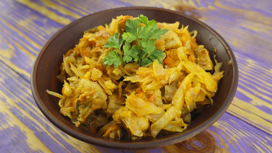 Свиные рёбрышки с капустой тушеные