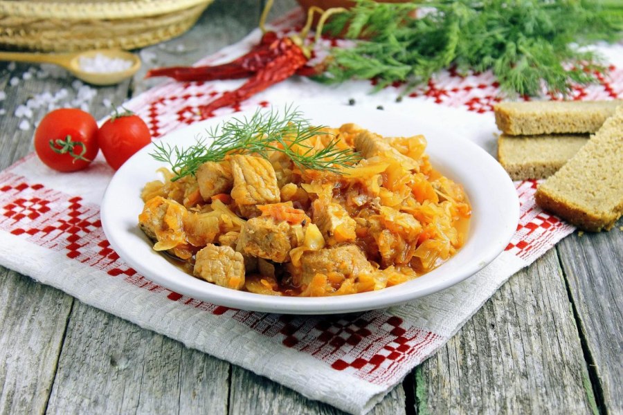 Жаркое из свинины с пельменями и квашеной капустой