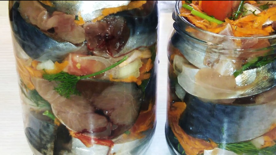 Скумбрия с овощами соленая