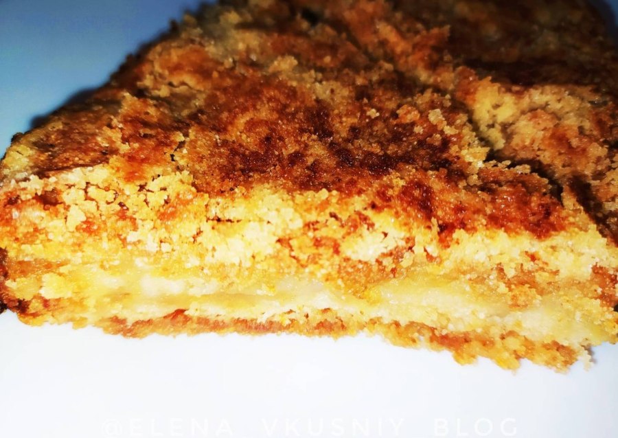 Пирог из сухих ингредиентов с яблоками и манкой