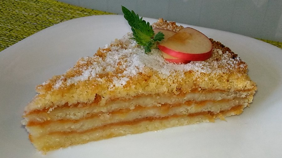 Наспыной яблочный пирог сяблоками