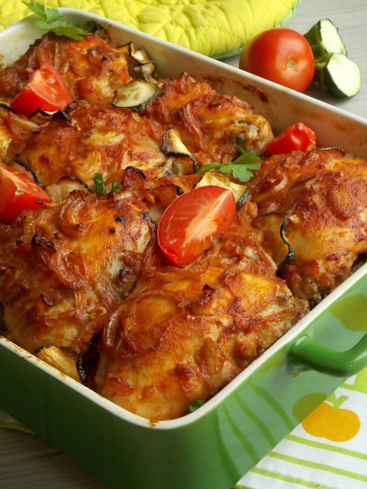 Рецепт куриного мяса с картошкой. Курица с овощами. Курица в духовке. Курица запеченная с овощами. Кура в духовке с овощами.