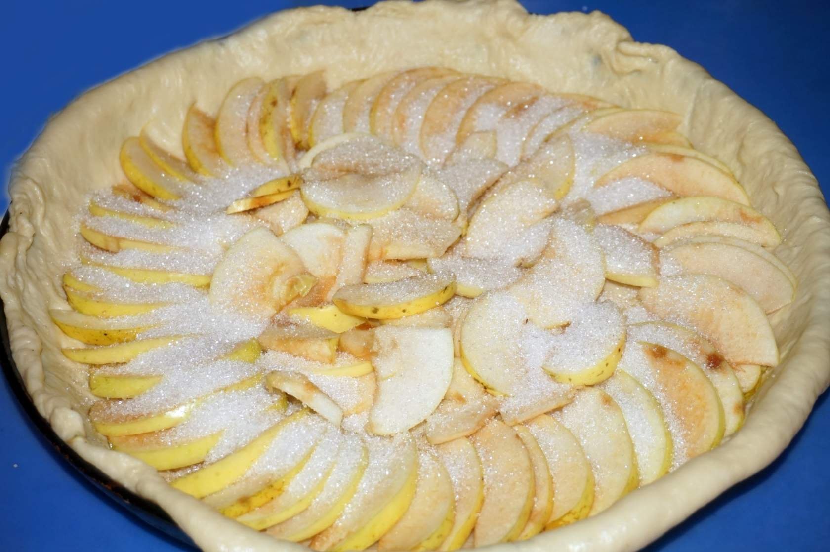 Открытый пирог с яблоками и сливами из дрожжевого теста