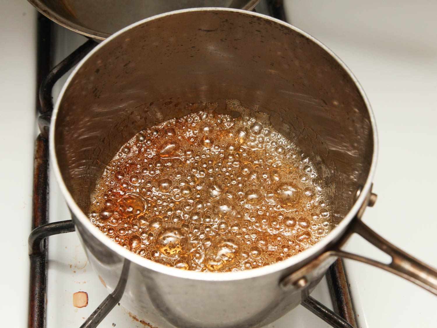 Сахар кипение. Карамелизация сахара. Кипящая карамель. Сахар в кастрюле. Приготовление карамели.