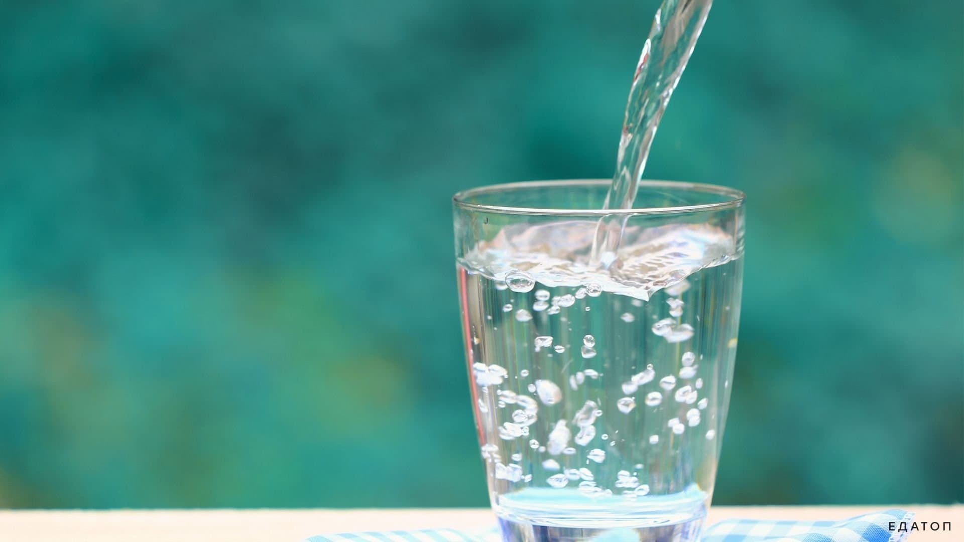Стакан питьевой воды. Стакан воды. Красивые стаканы для воды. Стаканчик с водой. Прозрачная вода в стакане.